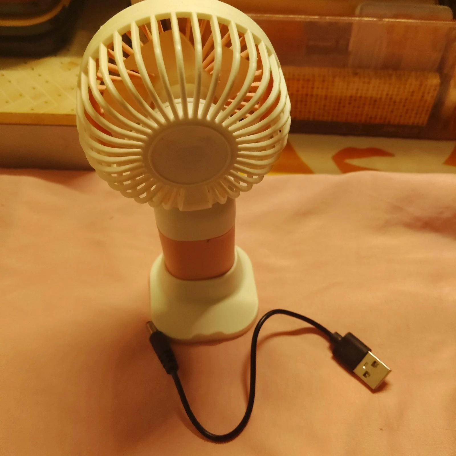 Mini ventilador portátil de My Melody recargable con soporte para teléfono  – photo 3